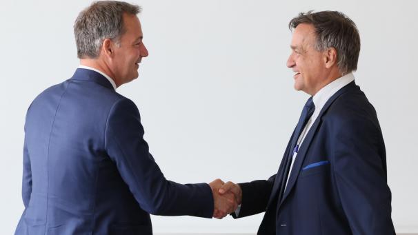 <p>Premier Alexander De Croo (l.) traf am Donnerstag den Geschäftsführer von Audi Brussels, Volker Germann.</p>