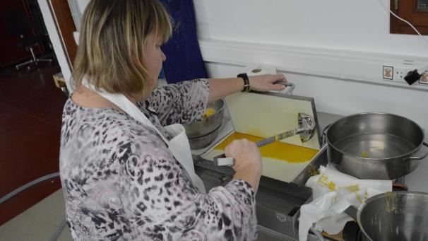 <p>Ähnlich wie beim Waffeleisen wird das Wachs in der Kaltpresse verteilt.</p>