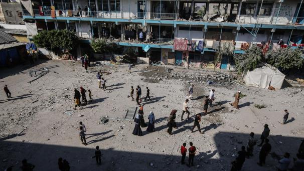 <p>Palästinenser begutachten die Schäden nach einem israelischen Angriff auf eine vom UN-Palästinenserhilfswerk UNRWA betriebene Schule im Flüchtlingslager Nuseirat.</p>