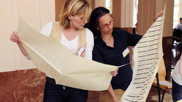 <p>Arbeit in einem Zählbüro nach einer Papierwahl</p>