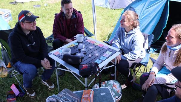 <p>Gesellschaftsspiele gehören auf dem Campingplatz zum Zeitvertreib der Gruppe aus dem Norden Ostbelgiens.</p>
