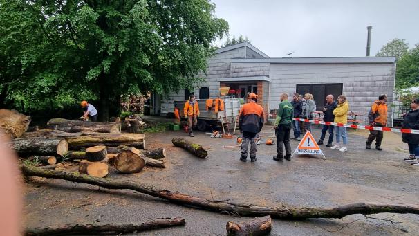<p>Auch im Außenbereich zeigten die Mitarbeiter ihre verschiedenen Tätigkeitsbereiche.</p>