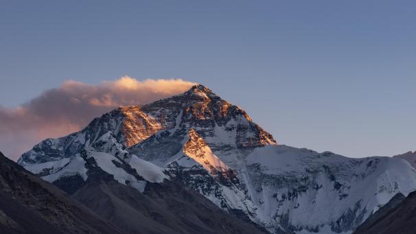 <p>Der Sonnenuntergang färbt den Gipfel des Mount Everest.</p>