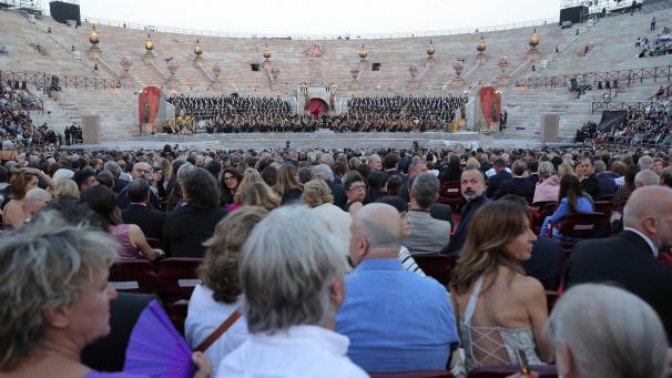 <p>Menschen besuchen ein Galakonzert in der Arena von Verona, um die Anerkennung der italienischen Opernkunst durch die UNESCO zu feiern, in Verona, Italien.</p>