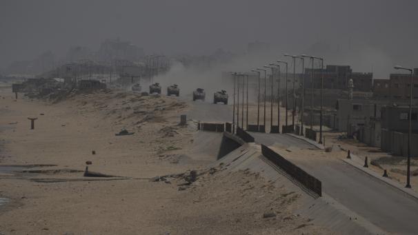 <p>Israelische Panzerfahrzeuge fahren durch Deir al-Balah im Gazastreifen.</p>