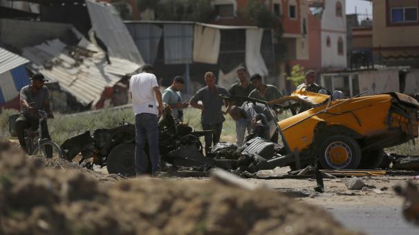 <p>Menschen kontrollieren ein beschädigtes Auto nach israelischen Angriffen im Flüchtlingslager Nuseirat im zentralen Gazastreifen. Israelische Streitkräfte haben am Samstag vier Geiseln aus dem Flüchtlingslager befreit, wo nach palästinensischen Angaben ein blutiger israelischer Angriff stattfand.</p>