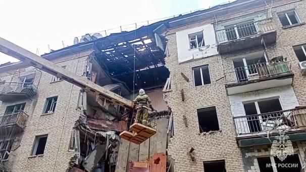 <p>Auf diesem vom Pressedienst des russischen Katastrophenschutzministeriums veröffentlichten Foto arbeiten Mitarbeiter des Katastrophenschutzministeriums an der Seite des beschädigten Wohnhauses nach einem ukrainischen Raketenangriff in Luhansk.</p>