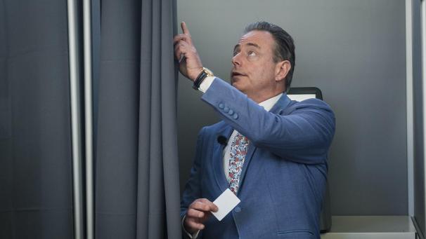 <p>N-VA-Präsident Bart De Wever bei der Stimmabgabe in Deurne (Antwerpen) am Sonntag.</p>