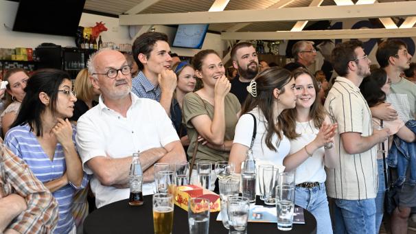 <p>In der Kantine des FC Eupen herrscht gute Stimmung: ProDG geht als klarer Sieger aus den Gemeinschaftswahlen hervor.</p>