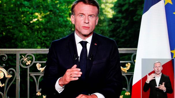 <p>Diese Bildschirmaufnahme zeigt Frankreichs Präsident Emmanuel Macron während einer im Fernsehen übertragenen Ansprache an die Nation, in der er ankündigt, die Nationalversammlung, das Unterhaus des französischen Parlaments, aufzulösen und für den 30. Juni 2024 Neuwahlen anzusetzen.</p>