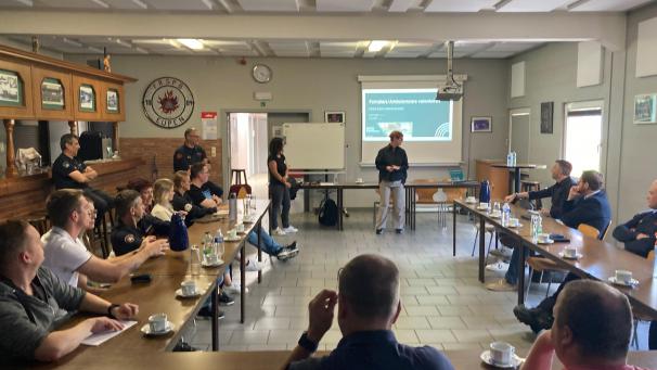 <p>Austausch mit Vertretern des Landesinstituts für Soziale Sicherheit in der Feuerwehrkaserne in Eupen</p>