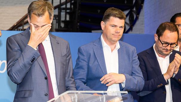 <p>Niedergeschlagenheit bei Open VLD: Premier De Croo (l.) und Parteipräsident Ongena (2.v.r.)</p>