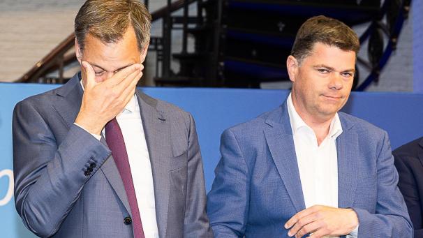 <p>Premierminister De Croo (l.) und Parteichef Ongena am Abend des Wahldebakels</p>