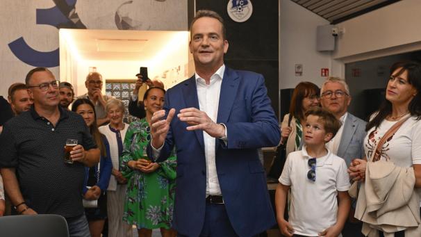 <p>Ministerpräsident und WahlsiegerOliver Paasch lässt sich am Sonntagabend von den ProDG-Mitgliedernfeiern.</p>