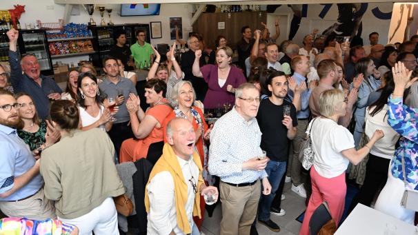 <p>ProDG feierte in der Kantine des FC Eupen eine Wahlparty, die ihren Namen verdient: Die Freude über das gute Wahlergebnis war riesengroß.</p>