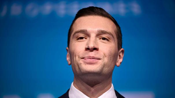 <p>Der Vorsitzende der französischen rechtsextremen Partei Rassemblement National (RN), Jordan Bardella, spricht nach der Bekanntgabe der ersten Ergebnisse während einer Abendveranstaltung der RN Partei am letzten Tag der Wahlen zum Europäischen Parlament im Pavillon Chesnaie du Roy.</p>