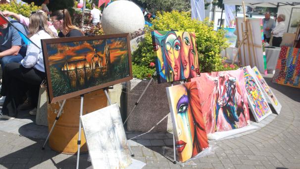 <p>Kunst für jeden Geschmack präsentierten die Aussteller am Sonntag auf dem Vorplatz des Parkcafés.</p>