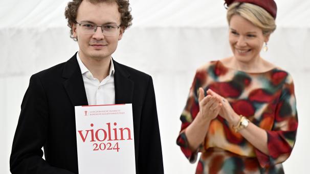 <p>Auch Königin Mathilde gratulierte dem diesjährigen Preisträger Dmytro Udovychenko. In St.Vith wird er das Violinkonzert von Brahms präsentieren.</p>