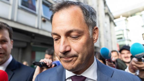 <p>Seine Tristesse war auch am Montag noch nicht verflogen: Premier Alexander De Croo steht vor einem Scherbenhaufen.</p>