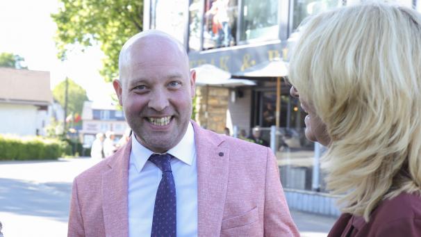 <p>Szene vom Wahlsonntag: Michael Balter und Diane Stiel von Vivant warten vor dem „Pub“ in Bütgenbach auf die Resultate der Wahlen.</p>