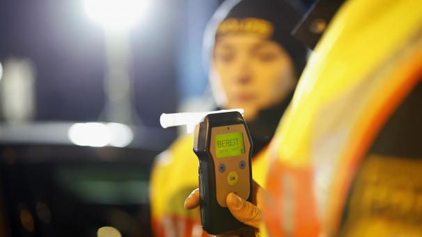 <p>Viele Autofahrer überschätzen ihre Fahrtüchtigkeit nach dem Alkoholkonsum.</p>