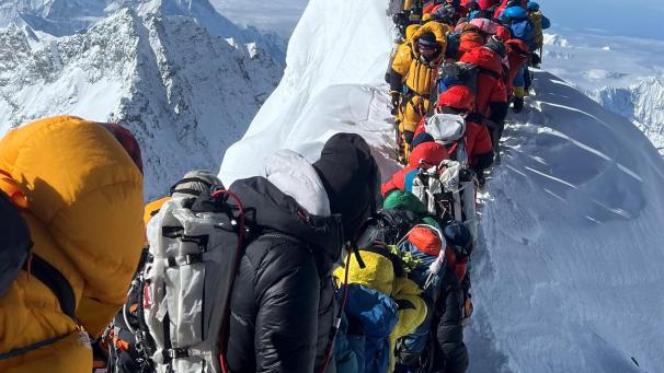 <p>Immer wieder hinterlassen Bergsteiger Müll auf dem Mount Everest.</p>
