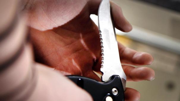 <p>Mithilfe eines Klappmessers soll ein 18-Jährigersein Opfer dazu gezwungen haben, sich auszuziehen.</p>