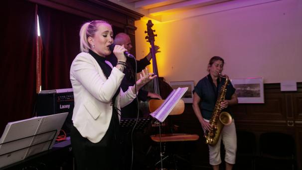 <p>Zum Repertoire vonEvi Rebière und ihrer Band gehören Klassiker wie „Champs Elysees“, „Milord“ oder „Padam, padam“.</p>