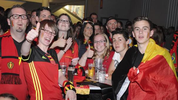 <p>Daumen hoch für die Roten Teufel: Zwei Vorrundenspiele werden im Café Trottinette des Triangels im Rahmen eines Public Viewings gezeigt.</p>