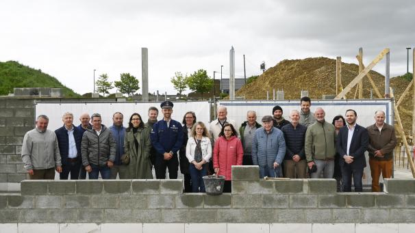 <p>Grundsteinlegung auf Morsheck: Die Mitglieder des Polizeirates, die Zonenleitung sowie die Vertreter des Architekturbüros Altiplan und der Unternehmen Elsen und Jouck freuen sich über den gelungenen Baustart der künftigen Polizeidienststelle für die Gemeinden Amel, Büllingen und Bütgenbach an diesem zentral gelegenen Standort.</p>