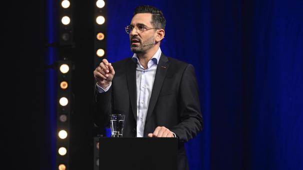 <p>Der amtierende Minister Antonios Antoniadis ist hier bei der Wahldebatte im Triangel zu sehen, die am 5. Juni gemeinsam von GrenzEcho und BRF organisiert wurde.</p>