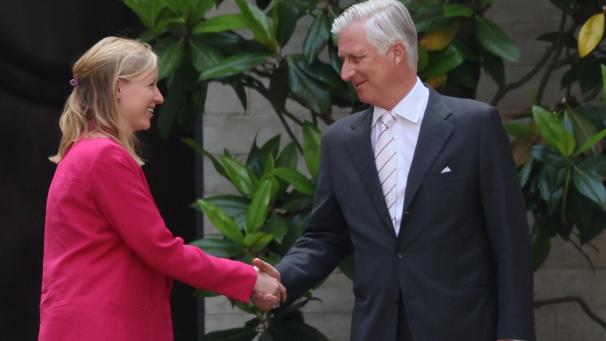 <p>König Philippe begrüßt die Vorsitzende der flämischen Sozialisten, Melissa Depraetere, zur Audienz.</p>