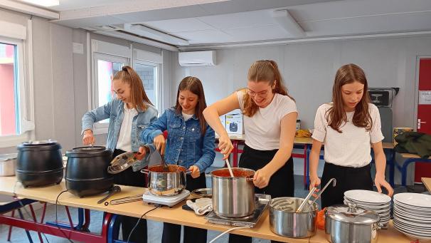 <p>Das Küchenteam bereitete Pasta mit verschiedenen Soßen vor.</p>