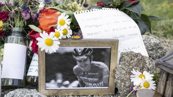 <p>Ein Bild und ein Brief wurden am Unfallort des verunglückten Radfahrers Gino Mäder auf dem Albulapass abgelegt.</p>