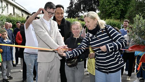 <p>Am Dienstag wurde die Namensgebung für das Gässchen zwischen Weimser Straße und Mehrzweckhalle gefeiert. Dazu gehörte auch das offizielle Banddurchschneiden, das ZFP-Schüler mit Bürgermeisterin Claudia Niessen meisterten.</p>