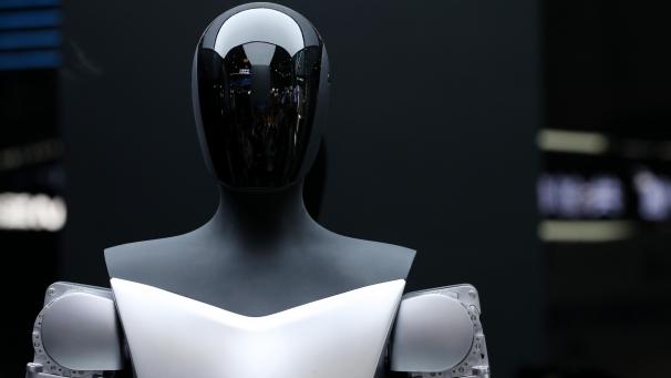 <p>Ein Roboter von Tesla wird während der Weltkonferenz für künstliche Intelligenz (WAIC) ausgestellt.</p>