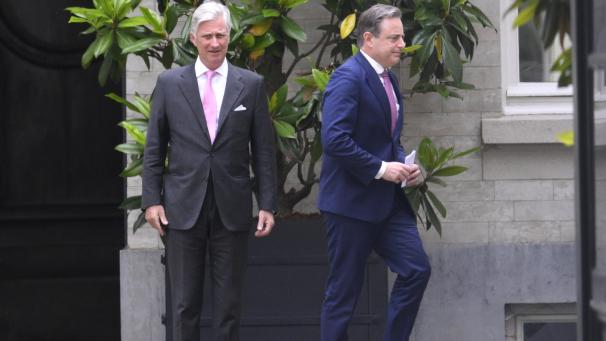 <p>Nicht nur in der Farbe der Krawatte waren sie sich einig: Bart De Wever (r.) nahm den Informationsauftrag von König Philippe an.</p>