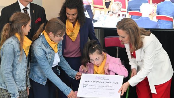 <p>Prinzessin Claire (r.) überreichte am Mittwoch dem Eupener Verein „Förderung auf 4 Hufen“ den Preis im Schloss Laeken.</p>