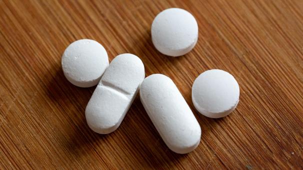 <p>Tabletten und Vitaminpräparate von Calcium, Vitamin D und Magnesium.</p>