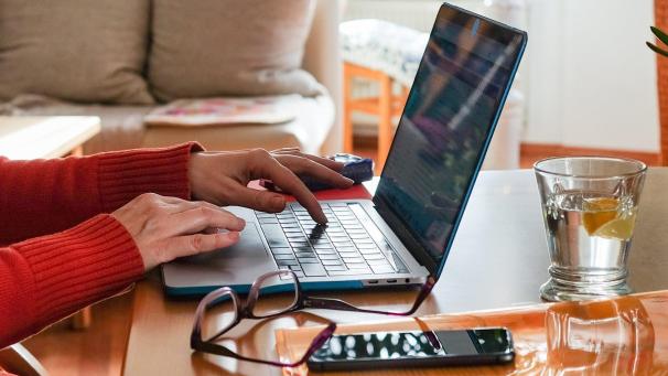 <p>Immer mehr Belgier sind „multi-connected“. Dies gilt jedoch nicht für alle: 25 Prozent der Geringverdiener haben nur ein Smartphone, um ins Internet zu gehen</p>