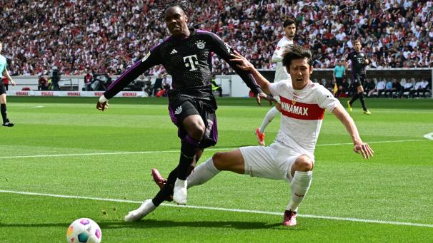 <p>Künftige Kollegen: Hiroki Ito (rechts) wechselt vom VfB Stuttgart zum FC Bayern und wird dort Kollege von Mathys Tel.</p>
