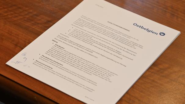 <p>So sieht es aus, das acht Seiten starke Koalitionsabkommen, das am Donnerstag vorgestellt und unterzeichnet wurde.</p>