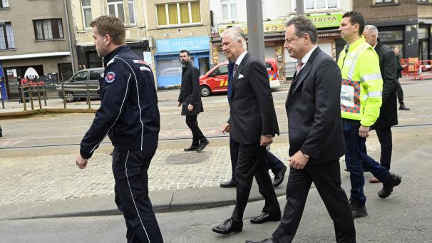 <p>König Philippe besucht am Freitagmittag Hoboken, wo am Donnerstagmorgen eine schwere Explosion in einem Gebäude an der Sint-Bernardsesteenweg stattfand.</p>