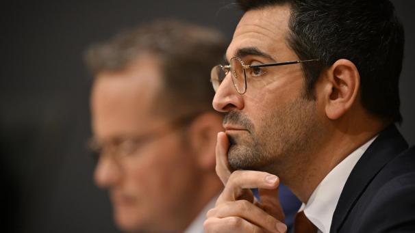<p>Antonios Antoniadis als Minister im Parlament. Im Hintergrund ist Ministerpräsident Oliver Paasch zu erkennen. „Man sagte mir sehr oft: ‘Du und Oliver Paasch, ihr macht das schon’“, so Antoniadis im Rückblick.</p>