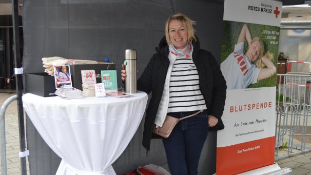 <p>Dorothea Schmitz-Messerich informierte am St.Vither Rathausplatz über die Blutspende.</p>