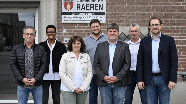 <p>Die CSL hatte am Freitag zur Pressekonferenz eingeladen, um die personellen Veränderungen in ihren Reihen vorzustellen: (von links nach rechts) Ratsmitglied Roland Lentzen, Schulschöffin Naomi Renardy, Neu-Mandatarin Manuela Niessen-Madenspacher, Sportschöffe Tom Simon, der designierte Bürgermeister Mario Pitz, Neu-Schöffe Thomas Schwenken und das scheidende Gemeindeoberhaupt Jérôme Franssen.</p>