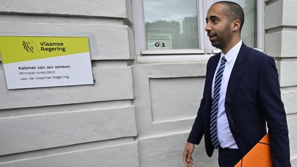 <p>CD&amp;V-Parteichef Sammy Mahdi trifft am Sitz der flämischen Regierung ein.</p>