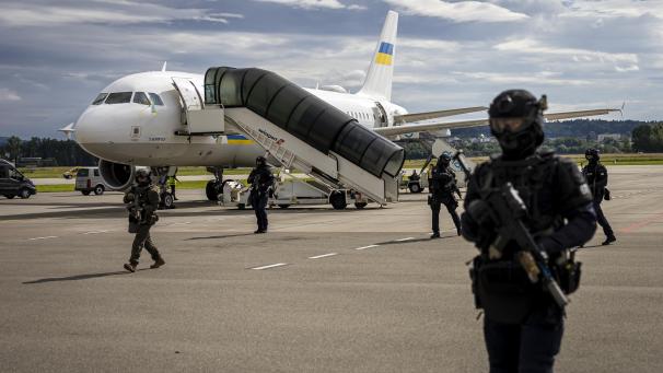 <p>Sicherheitskräfte sichern das Gelände während der Ankunft des ukrainischen Präsidenten Selenskyj am Flughafen Zürich Kloten. Selenskyj wird an der Konferenz «Summit on Peace in Ukraine» teilnehmen, die am 15. und 16. Juni im Bürgenstock Resort in der Zentralschweiz stattfindet.</p>