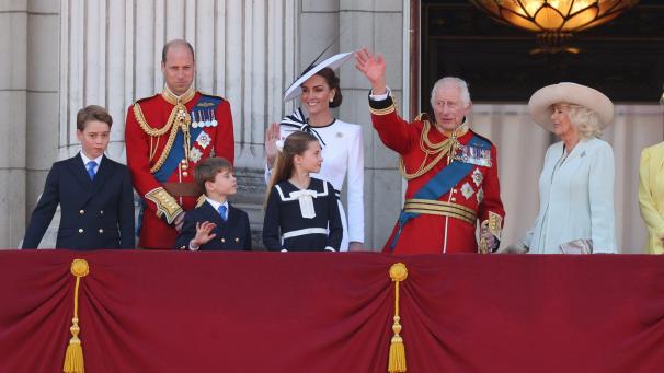 <p>Es ist der königliche Auftritt des Jahres: Rund zweieinhalb Monate, nachdem ihre Krebserkrankung bekannt wurde, macht Kate wieder bei einem offiziellen Termin mit.</p>