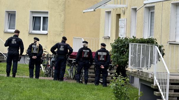 <p>Polizisten haben bei einem Einsatz in Wolmirstedt nördlich von Magdeburg am Freitagabend einen Mann erschossen. Dieser hat vorher die Beamten angegriffen, wie eine Polizeisprecherin am Samstagmorgen in Stendal sagte.</p>